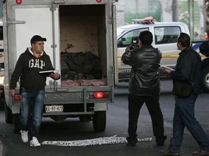 Thi thể bị bịt miệng chất đống ngoài đường ảnh 2