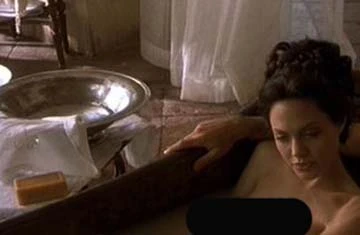 Angelina Jolie lộ ngực trên bản phim HD ảnh 2