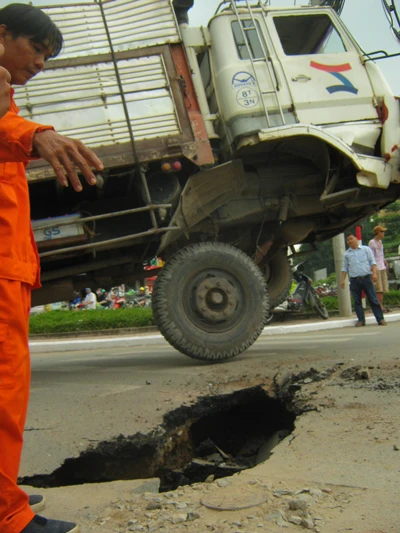 Xe tải lại lọt “hố tử thần” ở quận 12 ảnh 3