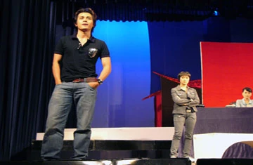 Hoàng Tú (diễn viên Hòa Hiệp) vẫn ngông nghênh trong đồn công an Hoàng Tú (diễn viên Hòa Hiệp) vẫn ngông nghênh trong đồn công an