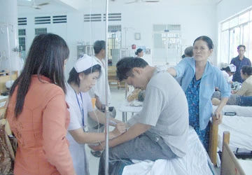 Bệnh nhân vất vả, bệnh viện nhởn nhơ ảnh 1 Bệnh nhân vất vả, bệnh viện nhởn nhơ ảnh 1