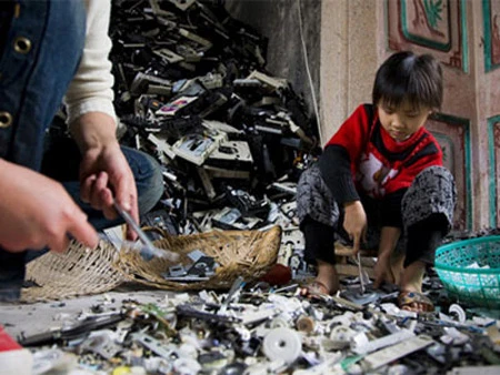 Những bãi rác thải điện tử khổng lồ ảnh 23