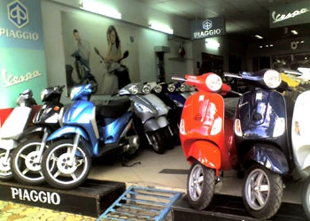 Xe Piaggo không mấy khách hỏi, xếp đầy cửa hàng. Ảnh: Thanh Phương