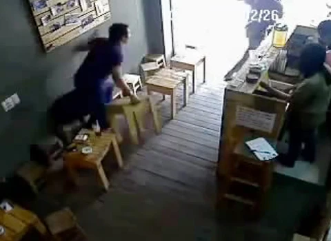 "Tôi sững sờ khi bị cướp iPad trong quán cà phê" ảnh 2 "Tôi sững sờ khi bị cướp iPad trong quán cà phê" ảnh 2
