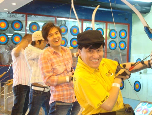 Bầu sô Hoàng Tuấn và ca sĩ Đan Trường vui vẻ bên nhau trong chuyến lưu diễn tại Malaysia. Nếu sau này có chia tay với Đan Trường, chắc Hoàng Tuấn sẽ không ngồi... xé đĩa như đã từng làm với Cao Thái Sơn!