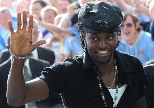 Rất đông CĐV Man City chào đón Adebayor khi anh đến thành phố Manchester - Ảnh: PA