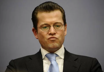 Bộ trưởng Quốc phòng Đức đạo văn? ảnh 1