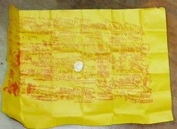 “Lá bùa may mắn” mà “thầy” Hai ban cho người đến cầu. “Lá bùa may mắn” mà “thầy” Hai ban cho người đến cầu.