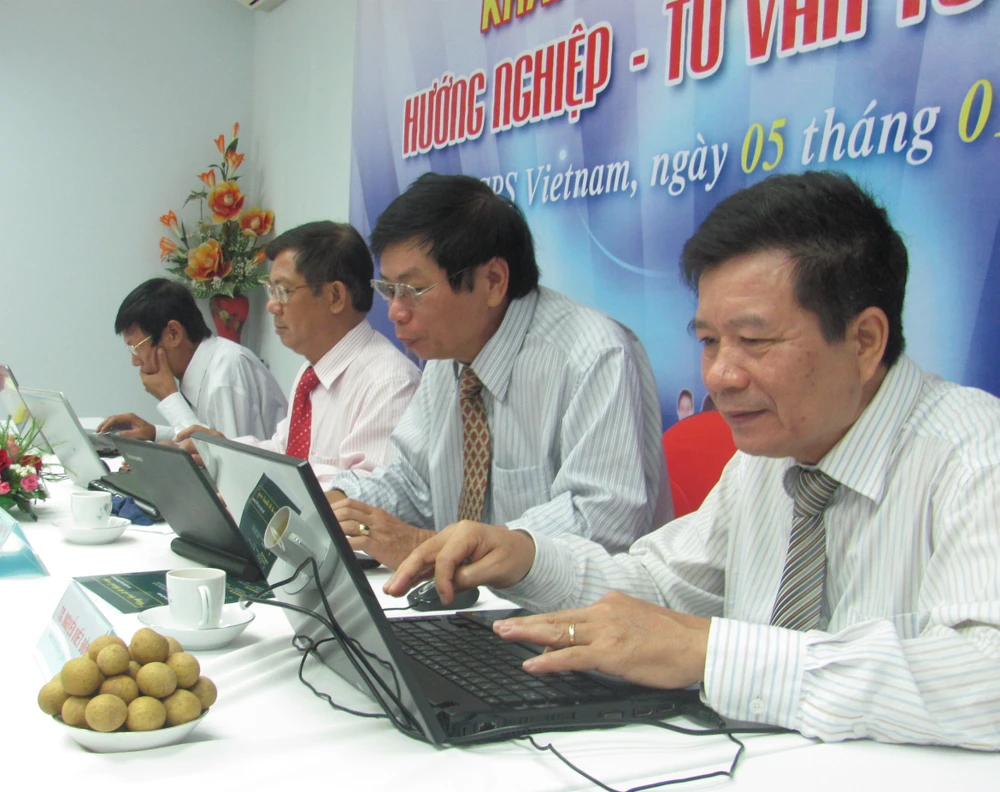 Khai mạc chương trình hướng nghiệp, tư vấn tuyển sinh CĐ - ĐH 2013 ảnh 2