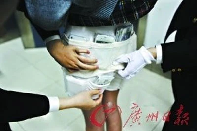 Nữ sinh giấu iPhone 4S… trong váy để buôn lậu ảnh 2