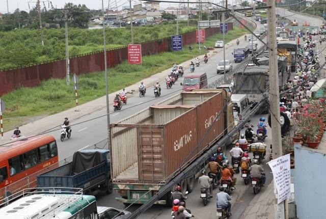Sửa cầu Bình Điền, quốc lộ 1A kẹt xe nghiêm trọng ảnh 2