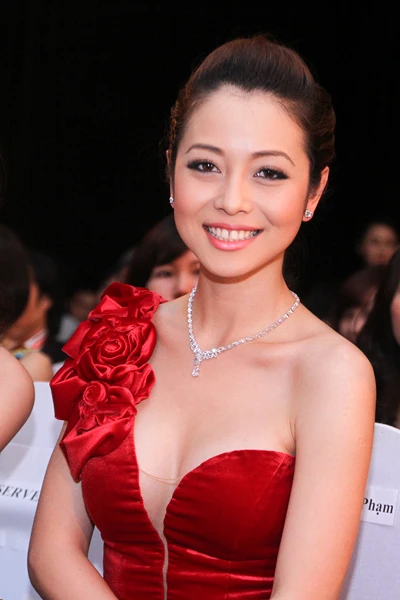 Jennifer Phạm lấp ló ngực đầy ảnh 7