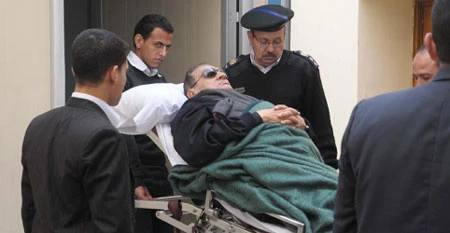 Cựu Tổng thống Ai Cập Mubarak nằm trên cáng tới hầu tòa ảnh 1