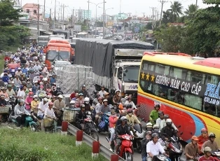 Sửa cầu Bình Điền, quốc lộ 1A kẹt xe nghiêm trọng ảnh 1