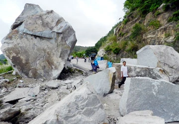 300 tấn đá núi ập xuống đầu du khách ảnh 2