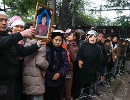 Chùm ảnh: Xét xử sát thủ Lê Văn Luyện ảnh 2