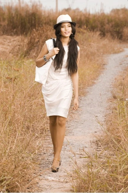 Trương Thị May lãng mạn với cỏ ảnh 3