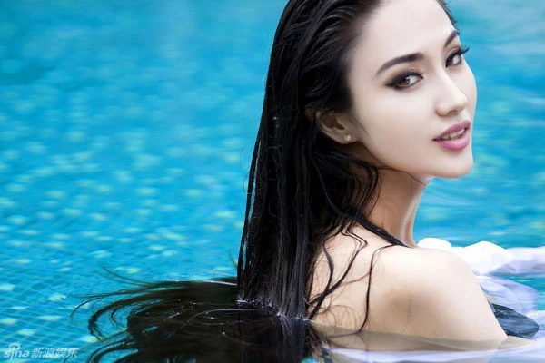 Lam Yến nóng bỏng trong làn nước xanh ảnh 6