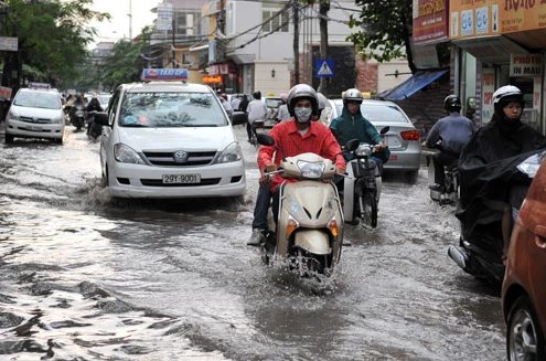 Hà Nội ngập trong cơn mưa lớn nhất từ đầu năm ảnh 12