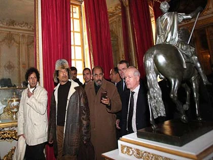 Thời trang "quái" của ông Gaddafi ảnh 9