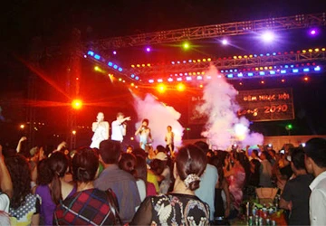 Ca sĩ dọa vả vào mồm khán giả khi đang biểu diễn ảnh 1