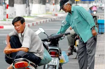 Tới đây, người muốn hành nghề xe ôm phải làm đơn xin kinh doanh và được cấp có thẩm quyền cho phép? Ảnh: HTD