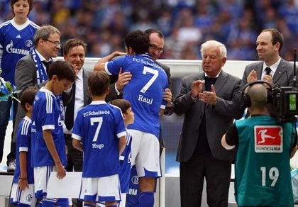 Tin chính thức: "Chúa nhẫn" Raul đầu quân cho Al Sadd ảnh 1 Tin chính thức: "Chúa nhẫn" Raul đầu quân cho Al Sadd ảnh 1