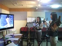 Diễn viên đang lồng tiếng cho phim.