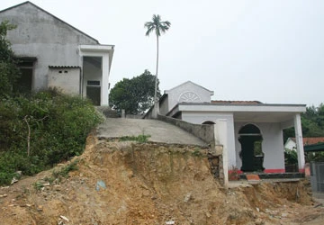 Quảng Ninh: Than thổ phỉ “nuốt” nhà dân! - Bài 3: Chính than thổ phỉ gây sụt lún ảnh 1