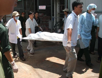 Hình ảnh cứu hộ trục vớt tàu Dìn Ký chìm trên sông Sài Gòn ngày 21-5-2011 ảnh 6