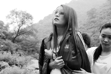 Người mẫu nude thót tim vì bị dân đuổi đánh ảnh 3