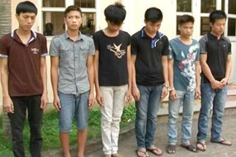 Đem bạn gái ra đồng 'chiêu đãi' nhóm trai làng cuồng dâm ảnh 1