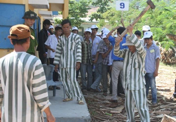 Đà Nẵng: Đưa trẻ em hư tham quan trại giam ảnh 2