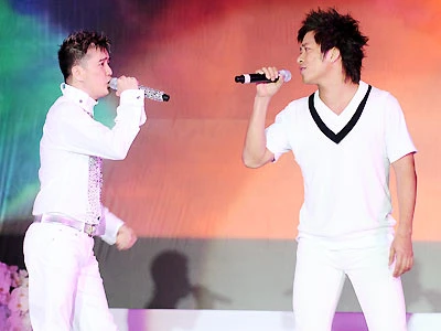 ... và Tuấn Hưng cũng trình diễn với trang phục trắng.