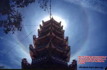 Bức ảnh tháp chuông phát hào quang được bán cho du khách giá mỗi tấm 2.500 đồng.