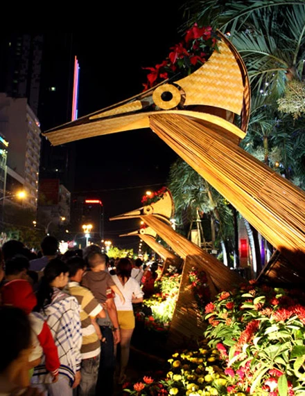 Chen lấn trên đường hoa Nguyễn Huệ ảnh 9