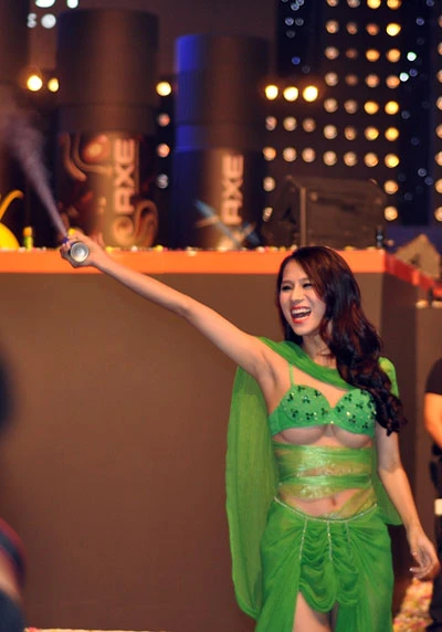 Người mẫu Thái Hà bị phạt 5 triệu đồng vì lộ ngực ảnh 1