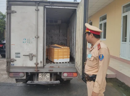 Bắt 7 tạ lòng thối trên đường đến nhà hàng ảnh 1