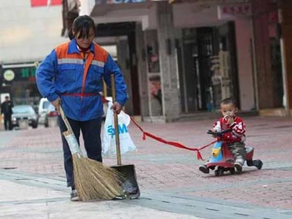 Em bé theo chân mẹ quét rác khắp nơi ảnh 5