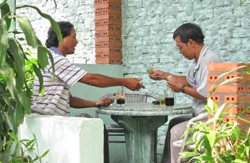 Quá trình trao nhận hồ sơ và tiền giữa “cò” Bửu (trái) và PV Pháp Luật TP.HCM tại quán cà phê Ngân. Quá trình trao nhận hồ sơ và tiền giữa “cò” Bửu (trái) và PV Pháp Luật TP.HCM tại quán cà phê Ngân.