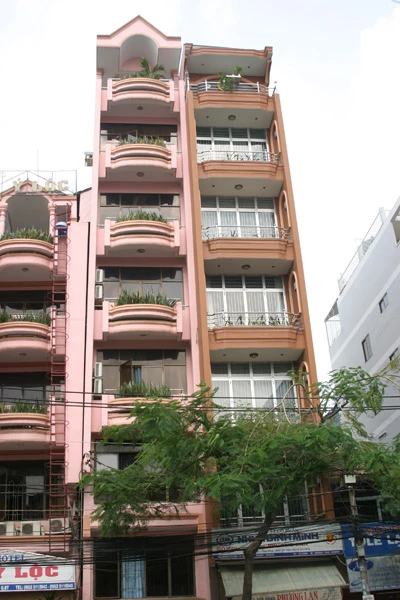 TP.HCM có nhà 6 tầng nghiêng, nguy cơ đổ ảnh 2 TP.HCM có nhà 6 tầng nghiêng, nguy cơ đổ ảnh 2