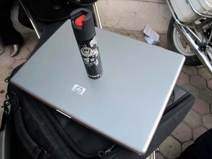 Hài hước vụ nam thanh niên giấu bình xịt hơi cay vào “chỗ kín” ảnh 2