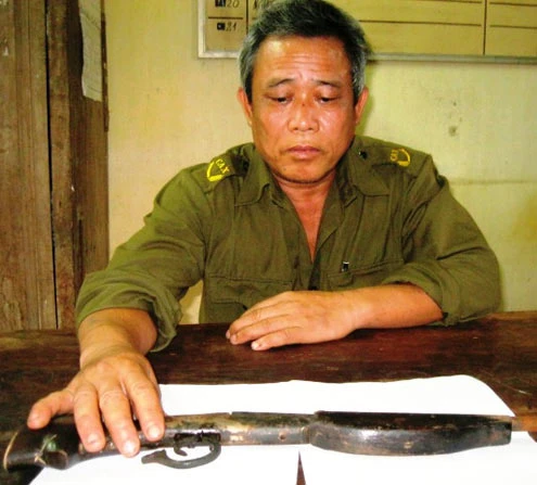 Nhặt được súng trong lúc mò hến ảnh 1