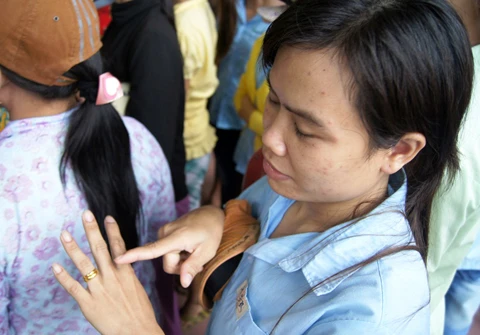 Ùn ùn bán vàng vì tin đồn tiệm bán hàng giả ảnh 2