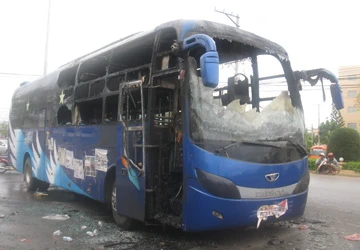 Hai xe tông nhau bốc cháy, 40 người thoát chết ảnh 1