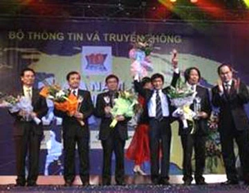 Năm nhà cung cấp dịch vụ Internet chính của Việt được tặng kỷ niệm chương 10 năm Internet.