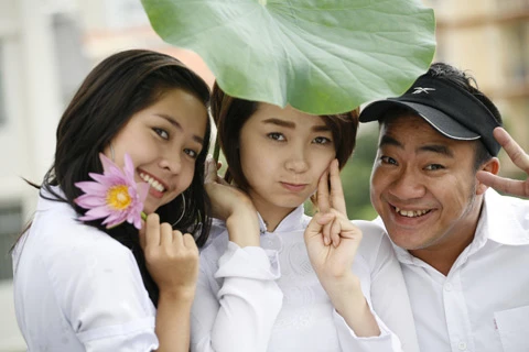 Hiếu Hiền xuất hiện trong vai người bạn "lưu manh" Bá Thông.