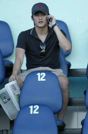 Cầu thủ không đá bóng thì làm gì? ảnh 2