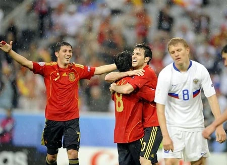 David Villa (trái) là cầu thủ duy nhất lập hat-trick tại Euro 2008. Ảnh: Getty Images. David Villa (trái) là cầu thủ duy nhất lập hat-trick tại Euro 2008. Ảnh: Getty Images.