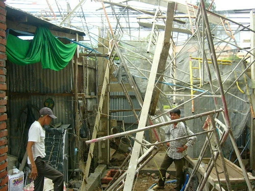 Hai người chết, một người bị thương vì sập giàn giáo ảnh 1